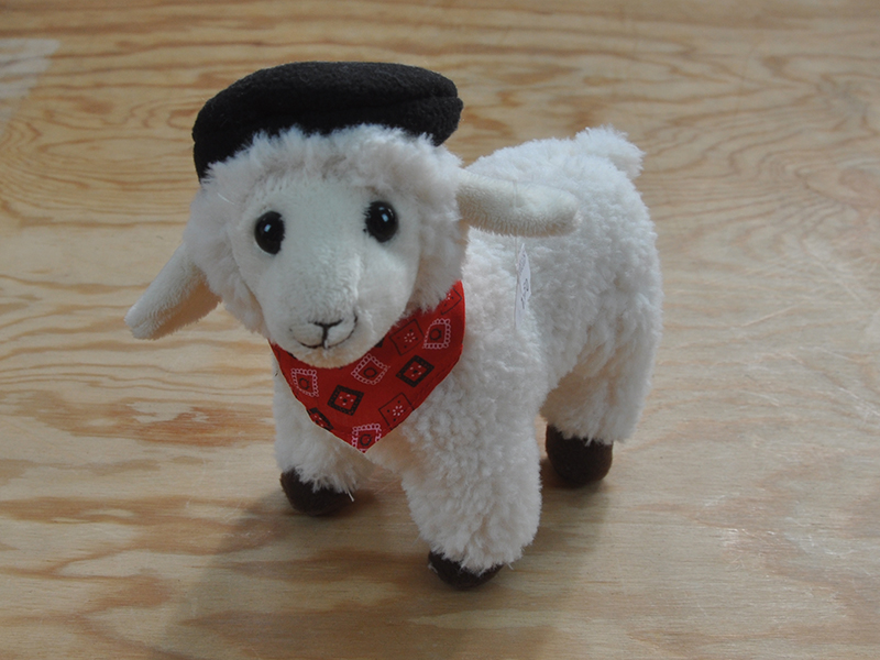 <p>Mignon petit mouton avec son b&eacute;ret et son bandana. Super peluche de bonne finition.</p>

<p>Taille : Environ&nbsp;20cms</p>
